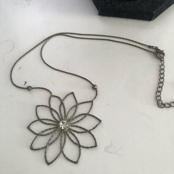 Elegant Silver Flower Necklace - Picture 5 of 7